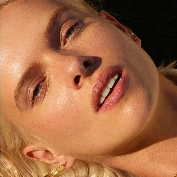 3/$50 💫 ILIA
Balmy Gloss Tinted Lip Oil in Petals - Picture 5 of 7